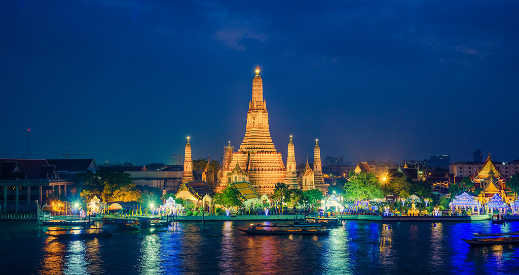 Templo Wat Arun iluminado à noite em Bangkok