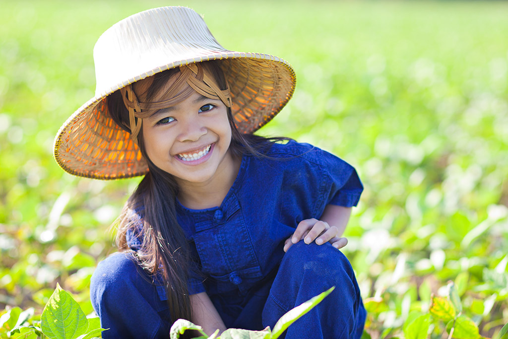 Garota em campo de arroz na Tailândia
