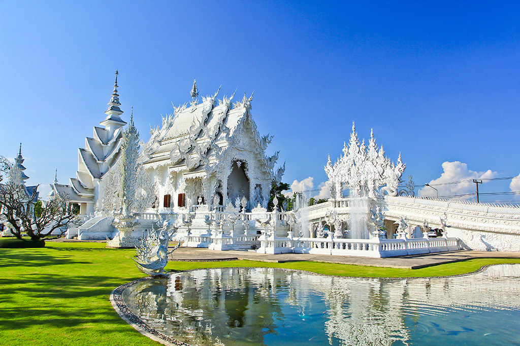 O Templo Branco, ou Wat Rong Khun, em Chiang Rai é obra do irreverente artista Chalemchai Khositpipat