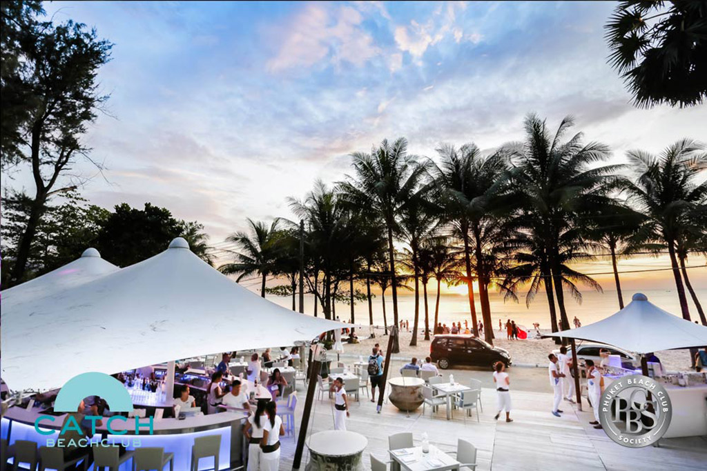 O exclusivo e elegante Catch Beach Club no Twinpalms Phuket Resort em Phuket Foto cortesia Catch Beach Club