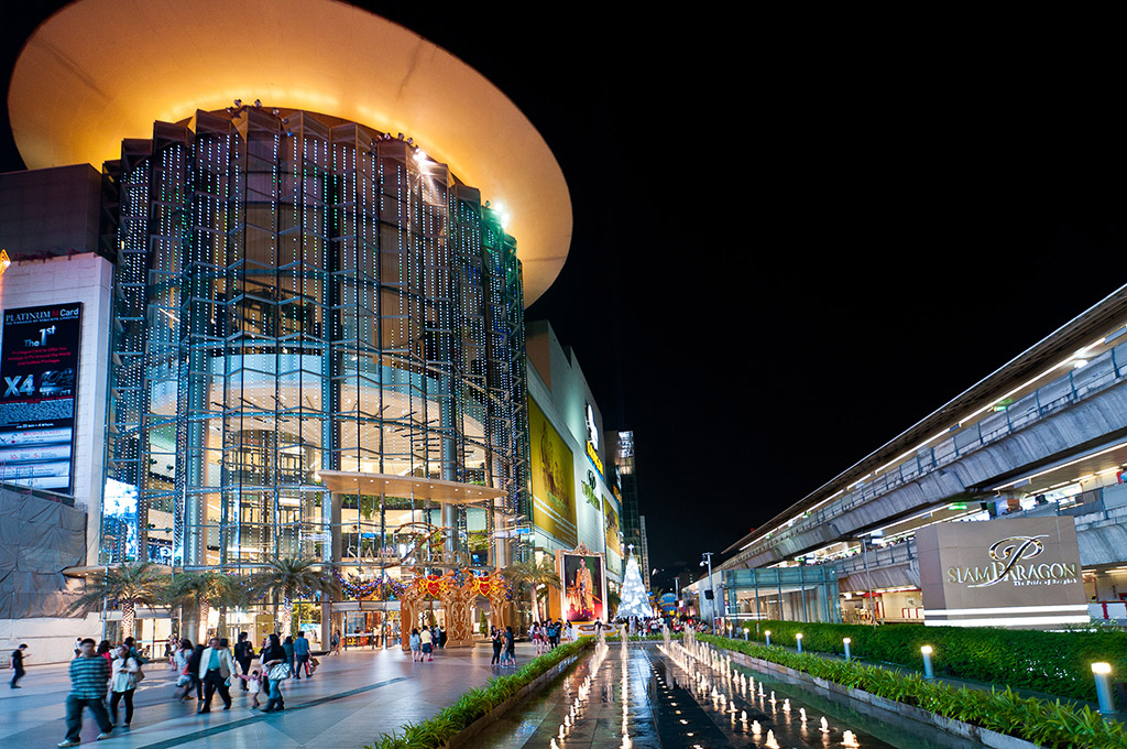 Foto noturna do shopping Siam Paragon no centro de Bangkok