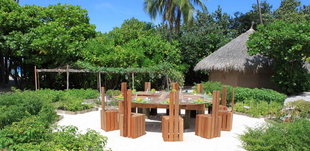 The Chili Table ao lado da horta orgânica. Foto cortesia Six Senses Hotels Resorts Spas