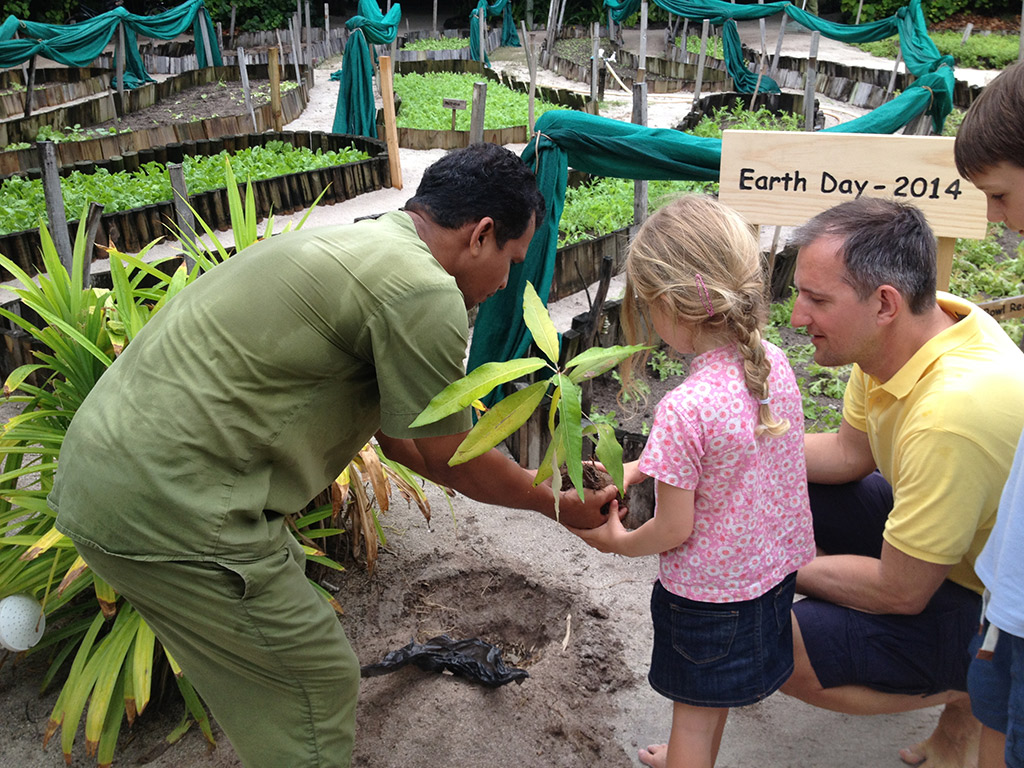 Todos os anos, no Dia da Terra, o hotel convida seus hóspedes e funcionários a plantar uma árvore e participar de atividades ambientais. Foto cortesia Six Senses Hotels Resorts Spas