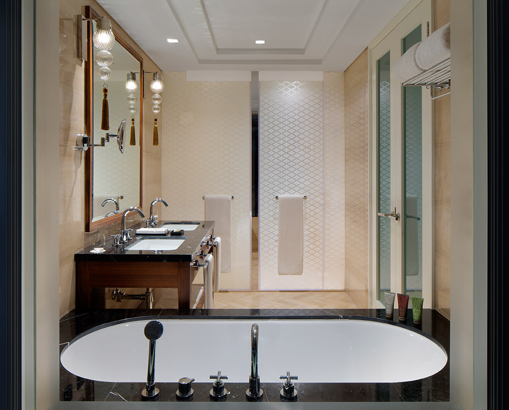 Luxury-Room-City-view-bathroom