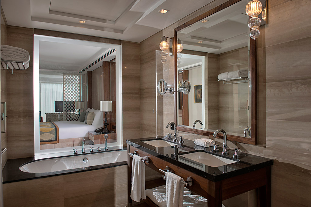Luxury-Junior-Suite-Bathroom