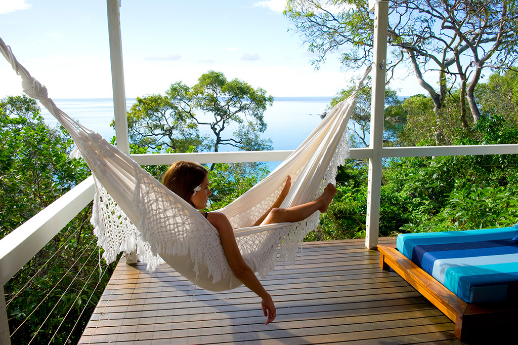 Rede para descansar entre as atividades e admirar a vista na Sunset Point Villa Foto cortesia Lizard Island