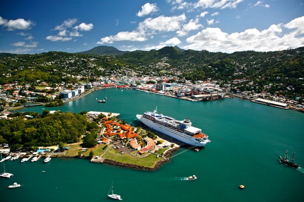 Vista aérea da capital de St. Lucia, Castries - foto Turismo de Santa Lucia