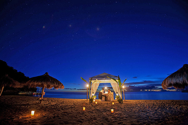 Casais em lua de mel podem usar o espaço da praia abaixo para um jantar romântico - foto Jade Mountain