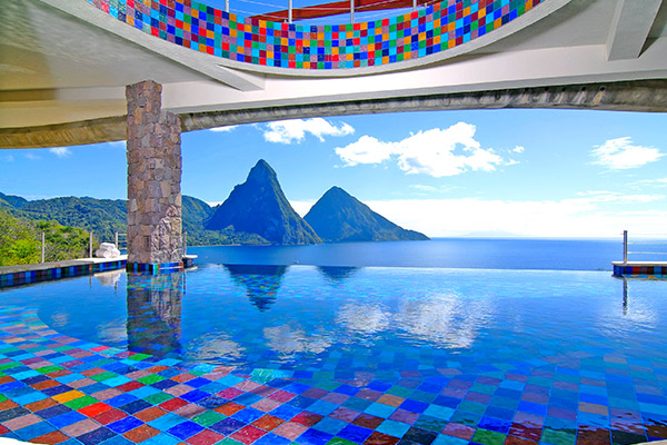Para quem quer se refrescar, uma piscina no restaurante também com vista para as famosas montanhas de St. Lucia - foto Jade Mountain