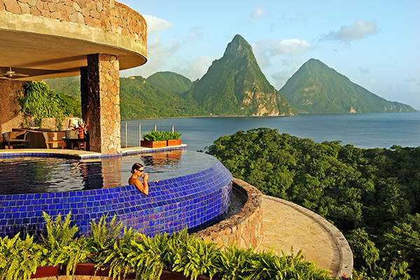 Nesta foto fica claro o quarto sem a quarta parede e a piscina com vista para o cartão postal de St. Lucia, as montanhas Piton - foto Jade Mountain