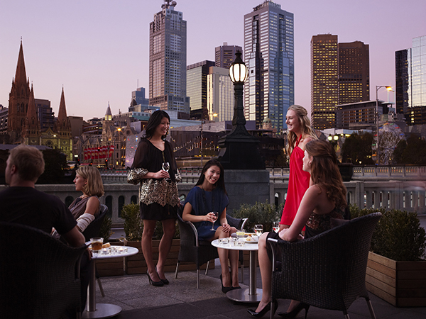 Drinks em um Rooftop Bar de Melbourne Foto Tourism Australia | fotógrafo Anson Smart