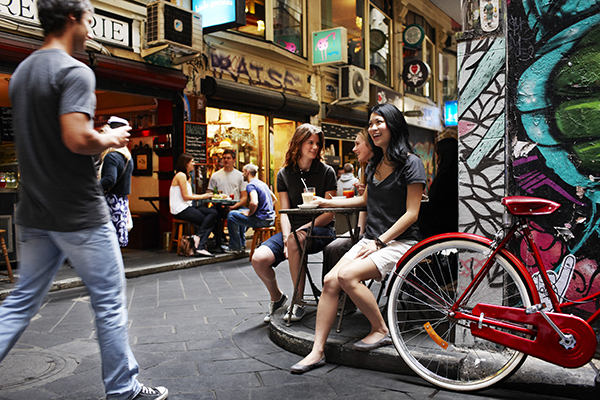 Melbourne oferece desde opção de comida na rua até restaurantes finos, apresentando opções para todos bolsos, gostos e ocasiões. Nesta foto, Vicolino Café em Centre Place. Foto Tourism Australia | fotógrafo Anson Smart