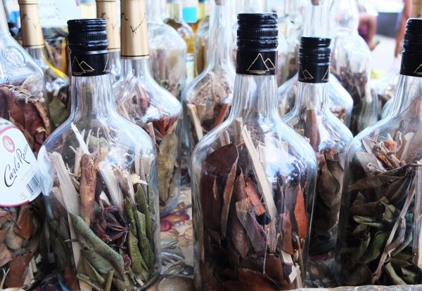 Garrafa com especiarias para preparar o spiced rum - foto Dinah Carvalho