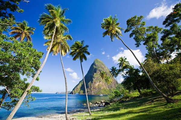 Um ícone no Caribe, as imponentes montanhas vulcânicas de Gross Piton e Petit Piton são parada obrigatória - foto Turismo de Santa Lucia