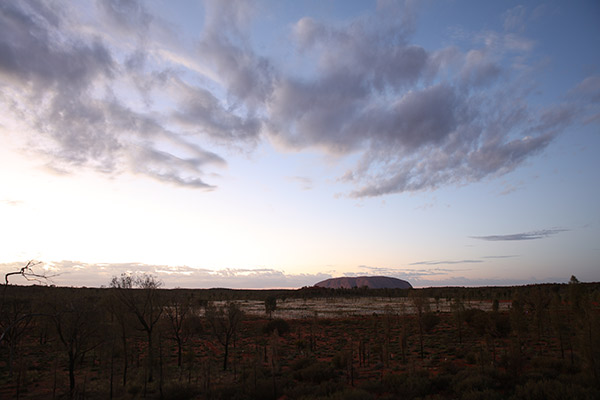 Vista da exposição ainda com luz do dia e Uluru ao fundo Foto Voyages