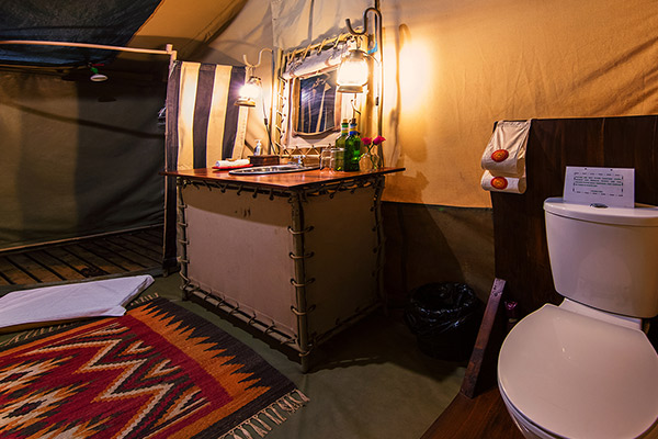 O banheiro em uma das tendas. Foto Porini Camps