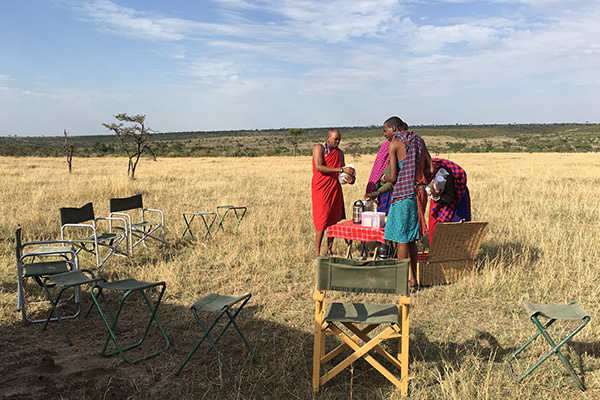 Os anfitriões organizando para uma refeição no meio da savana. Foto Lilian Albernaz