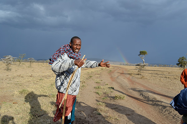 Nosso guia Masai durante o safári à pé - experiência que permite contato total com a natureza. Foto Lilian Albernaz