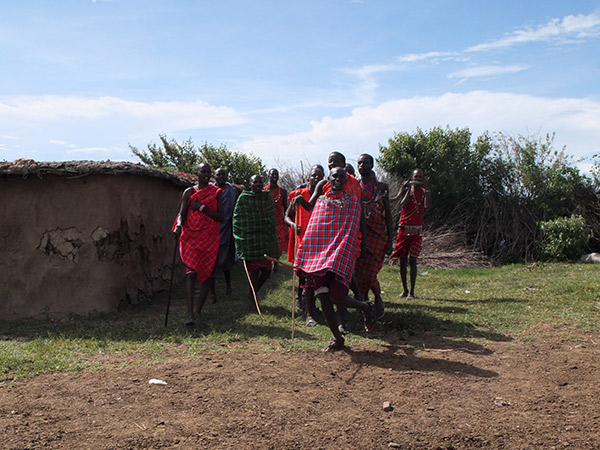 Recepção na vila Masai com danças e canções.