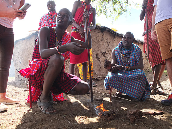 A demonstração de como fazem fogo é um dos aspectos que se pode aprender durante a visita à vila Masai