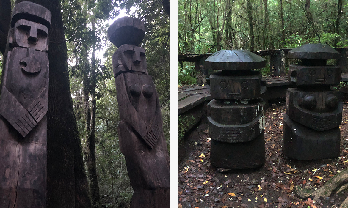 esculturas em madeira representando os espíritos da floresta. 