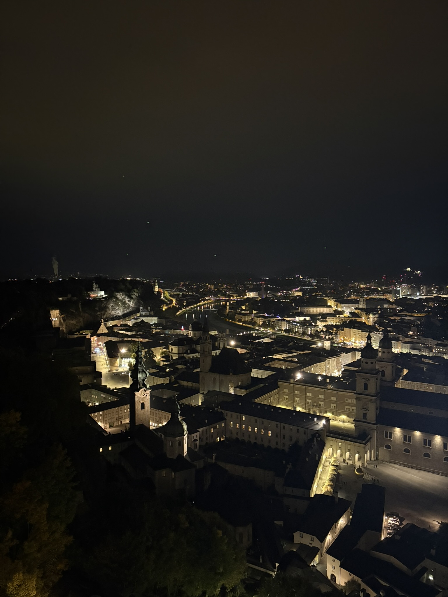 Vista noturna de Salzburgo